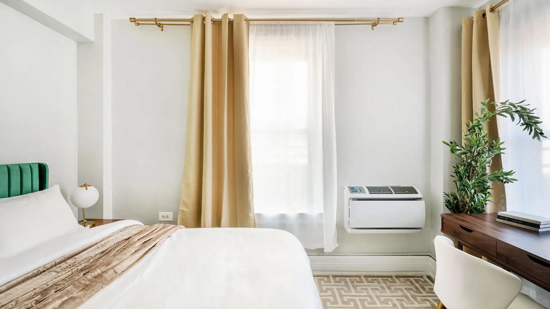 73-1504 Newly Reno Studio Uws Doorman Gym Laundry New York United States