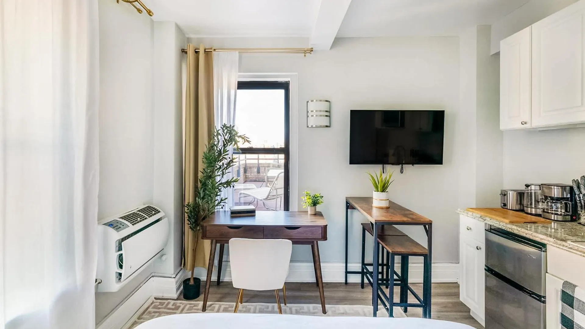 73-1504 Newly Reno Studio Uws Doorman Gym Laundry New York Apartment